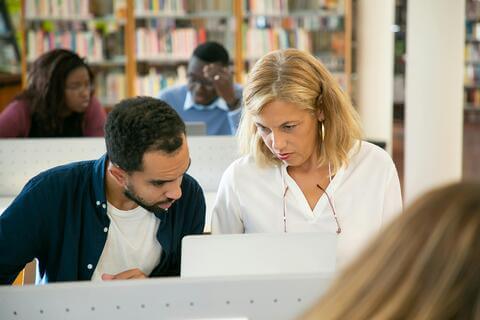 librarian assisting student with research